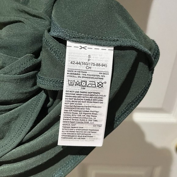 Set of 2 Muscle Tanks (Gap/Old Navy) - Picture 11 of 12